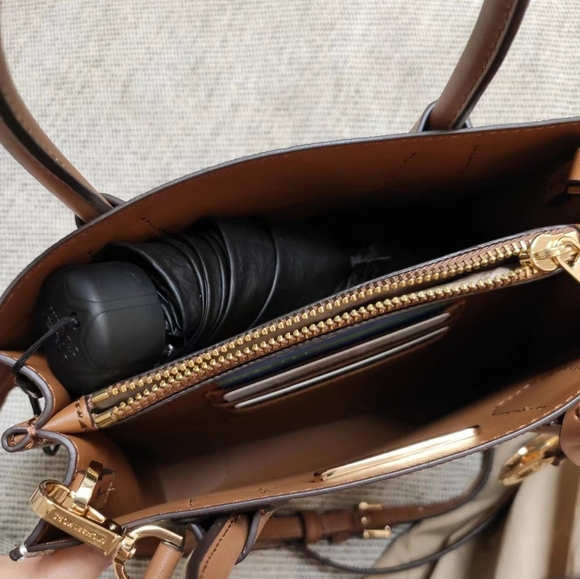 💎 Michael Kors Metal Logo Totes Silver tone hardware 💎 - Picture 4 of 5